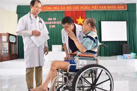 Khám sàng lọc cho người khuyết tật Trung tâm Công tác xã hội và Bảo trợ xã hội An Nhơn.