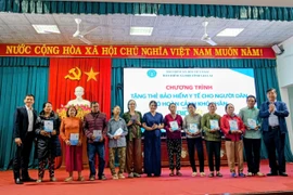 Tặng 107 thẻ BHYT cho người dân có hoàn cảnh khó khăn tại xã Tuy Phước Đông.