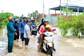 Lãnh đạo xã Ia Hiao chỉ đạo công tác ứng phó với tình trạng ngập lụt trên địa bàn. 