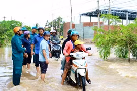 Lãnh đạo xã Ia Hiao chỉ đạo công tác ứng phó với tình trạng ngập lụt trên địa bàn. 