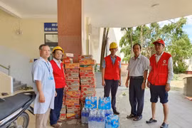 Hội Chữ thập đỏ tỉnh Gia Lai cứu trợ khẩn cấp bệnh nhân ở các bệnh viện sau bão số 13.