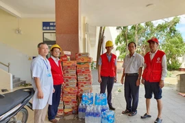 Hội Chữ thập đỏ tỉnh Gia Lai cứu trợ khẩn cấp bệnh nhân ở các bệnh viện sau bão số 13.