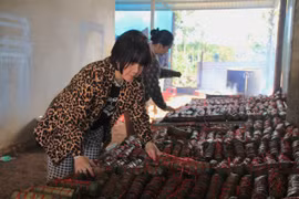 Người dân Gia Lai thức đêm gói 4000 cái bánh tét gửi đồng bào vùng lũ. Ảnh: Hoàng Hoài