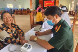 Các y-bác sỹ của Bệnh viện Quân y 211 khám bệnh, tư vấn sức khỏe cho người dân. 