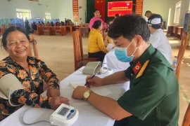 Các y-bác sỹ của Bệnh viện Quân y 211 khám bệnh, tư vấn sức khỏe cho người dân. 