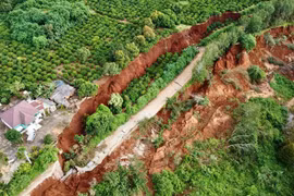 Một đoạn đường Lê Hồng Phong (xã Ia Ly) dài khoảng 100 m đã bị sụt lún hoàn toàn. Ảnh: Minh Phương