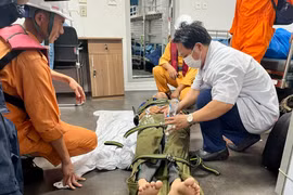 Bác sỹ tàu SAR 631 chăm sóc cho thuyền viên Phan Văn Tính. Ảnh Bảo Long.