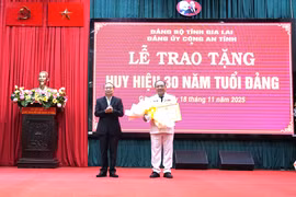 Thiếu tướng Lê Quang Nhân nhận Huy hiệu 30 năm tuổi Đảng