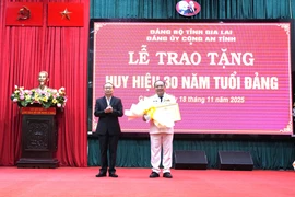 Thiếu tướng Lê Quang Nhân nhận Huy hiệu 30 năm tuổi Đảng