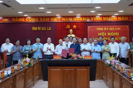 Ban Thường vụ Tỉnh ủy Gia Lai tổ chức hội nghị bàn giao nhiệm vụ Bí thư Tỉnh ủy.