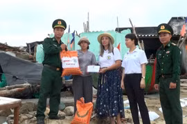 Trao hỗ trợ cho người dân làng chài Xuân Thạnh bị thiệt hại do bão số 13