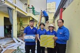 Thăm, động viên lực lượng thanh niên khắc phục hậu quả sau bão số 13.