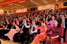 Các đại biểu biểu quyết thông qua Nghị quyết Đại hội. Ảnh: Đức Thụy