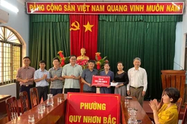 Đoàn công tác của xã Ia Băng trao tặng người dân phường Quy Nhơn Bắc số tiền 200 triệu đồng để khắc phục hậu quả mưa lũ.
