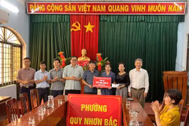 Đoàn công tác của xã Ia Băng trao tặng người dân phường Quy Nhơn Bắc số tiền 200 triệu đồng để khắc phục hậu quả mưa lũ.