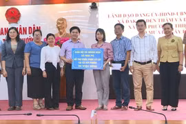 Ia Hrung, Đak Pơ động viên, trao quà hỗ trợ khắc phục thiệt hại cho người dân khu vực Tuy Phước