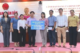 Ia Hrung, Đak Pơ động viên, trao quà hỗ trợ khắc phục thiệt hại cho người dân khu vực Tuy Phước