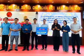 Xã Ia Dom ủng hộ xã Tuy Phước 50 triệu đồng khắc phục thiệt hại do bão số 13.