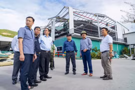 Khẩn trương khắc phục thiệt hại, tạo điều kiện cho doanh nghiệp ổn định sản xuất sau bão số 13.