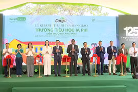 Các đại biểu cắt băng khánh thành Điểm trường làng Yăng do Quỹ Cargill Cares tài trợ. Ảnh R'Piên