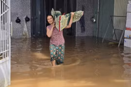 Đến trưa ngày 4-10, tại nhiều căn nhà nước vẫn chưa rút hết.