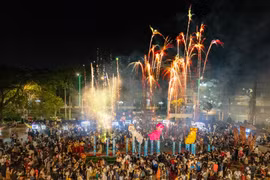 Màn múa lân trên Mai hoa thung và pháo hoa mãn nhãn, khép lại chương trình “Ký ức trăng thơ”.