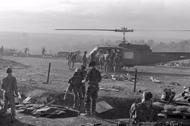 Cảnh hỗn loạn và thương vong lớn của quân Mỹ-ngụy trong những ngày đầu của Chiến dịch Plei Me, năm 1965.