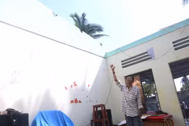 Bão qua rồi, làng phong Quy Hòa vẫn “oằn mình” trong khó khăn.