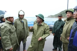 Phó Chủ tịch Thường trực UBND tỉnh Nguyễn Tuấn Thanh đã đi kiểm tra công tác ứng phó bão số 13 tại các khu vực thuộc phường Quy Nhơn Đông.