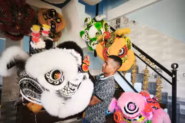 Anh Huỳnh Thanh Hoàng chăm chút lại chiếc đầu lân trước khi giao cho khách. 