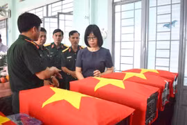 Phó Chủ tịch UBND tỉnh Nguyễn Thị Thanh Lịch cùng đoàn công tác đã đến dâng hương viếng 18 hài cốt liệt sĩ đang được thờ cúng tại Ban Chỉ huy Quân sự xã Ia Boòng. Ảnh: Vũ Thảo