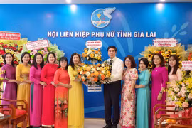 Phó Chủ tịch UBND tỉnh Lâm Hải Giang tặng hoa chúc mừng Hội LHPN tỉnh nhân kỷ niệm 95 năm ngày thành lập Hội LHPN Việt Nam.