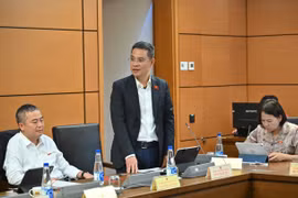 Các thành viên đoàn Đại biểu Quốc hội tỉnh Gia Lai tham gia thảo luận tại tổ về dự thảo Văn kiện Đại hội lần thứ XIV của Đảng.