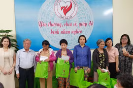 Tặng quà cho phụ nữ mù có hoàn cảnh đặc biệt khó khăn. 