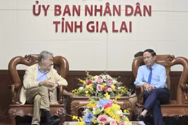 Chủ tịch UBND tỉnh Phạm Anh Tuấn tiếp GS Serge Haroche, chủ nhân Giải Nobel Vật lý năm 2012. 