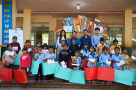 Trao tặng kệ sách di động cho học sinh xã Al Bá