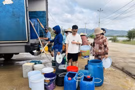 Xã An Lương tổ chức các chuyến xe lưu động cấp nước sinh hoạt cho người dân.