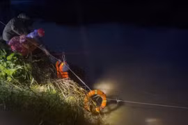 Gia Lai: Giải cứu thành công 31 người dân bị cô lập bên bờ sông Ba