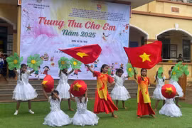 Đoàn UBND tỉnh Gia Lai mang Trung thu đến với thiếu nhi xã Lơ Pang