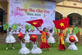 Đoàn UBND tỉnh Gia Lai mang Trung thu đến với thiếu nhi xã Lơ Pang