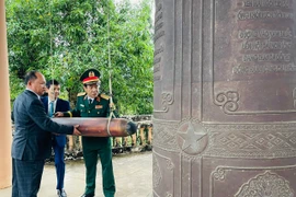 Dâng hoa, dâng hương tưởng niệm các anh hùng liệt sĩ tại Nghĩa trang liệt sĩ Chư Prông.