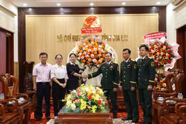 Phó Chủ tịch HĐND tỉnh Huỳnh Thúy Vân tặng hoa chúc mừng cán bộ, chiến sĩ Bộ CHQS tỉnh. 