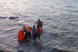 Lực lượng chức năng kịp thời cứu người phụ nữ nhảy cầu Thị Nại chiều 19-10.