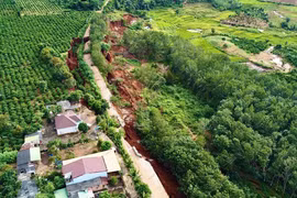 Khu vực sạt lở trên tuyến đường vận hành Trạm 500 kV (xã Ia Ly). 