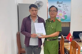 Công an xã Hoài Ân hỗ trợ người dân lấy lại tiền chuyển nhầm.
