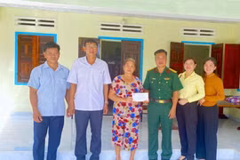 Lãnh đạo Công ty Tecapro tặng quà cho gia đình được hỗ trợ kinh phí xây mới nhà ở.