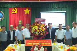 Phó Chủ tịch Thường trực HĐND tỉnh Trương Văn Đạt thăm, chúc mừng các cơ sở giáo dục nhân Ngày Nhà giáo Việt Nam.