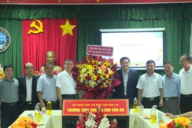 Phó Chủ tịch Thường trực HĐND tỉnh Trương Văn Đạt thăm, chúc mừng các cơ sở giáo dục nhân Ngày Nhà giáo Việt Nam.