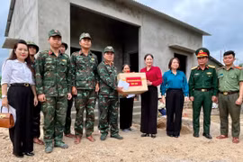 Phó Chủ tịch HĐND tỉnh Huỳnh Thúy Vân thăm và động viên lực lượng xây dựng nhà cho dân.