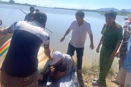 Lực lượng chức năng và người dân tìm thấy thi thể nạn nhân thứ 2 trên đập dâng Văn Phong vào sáng 7-10.